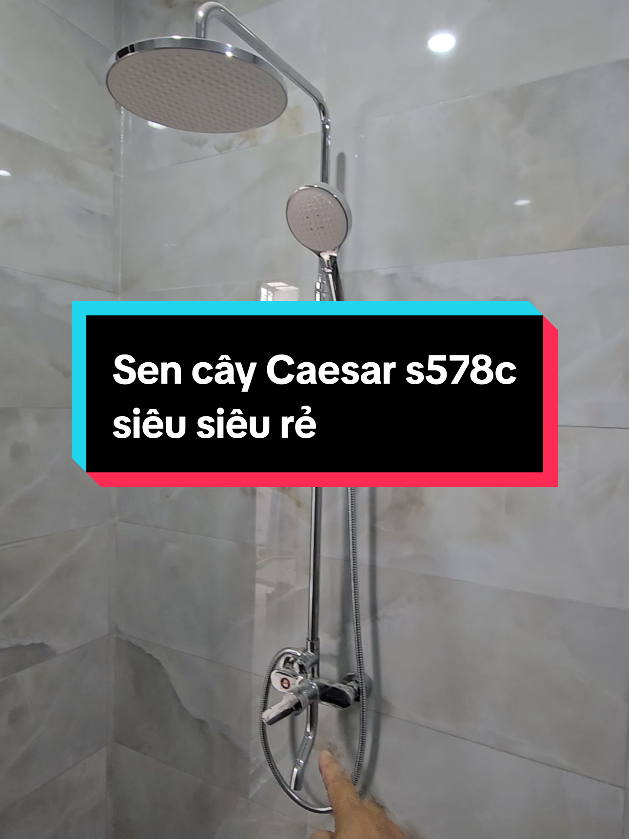 🚿 **SEN CÂY CAESAR S578C – LÕI ĐỒNG NGUYÊN KHỐI, SIÊU BỀN – DÙNG TRỌN ĐỜI!** 🚿 💎 Hàng **CAESAR chính hãng** – mã **S578C**, thiết kế **đẳng cấp – sang trọng – bền vượt thời gian**. 🧱 **Thân sen và lõi đồng nguyên khối** – chống rỉ sét, chịu nhiệt cực tốt, **dùng bền hơn 10–15 năm** mà vẫn sáng bóng như mới. 💧 **Bát sen siêu áp lực**, tia nước tơi mịn – tắm cực kỳ sảng khoái, đặc biệt tiết kiệm nước đến **30%** so với các mẫu thường. ✨ **Van ceramic cao cấp** – xoay mượt, không rò rỉ, không kẹt, tuổi thọ gấp nhiều lần hàng giá rẻ. 💬 **Phân tích thực tế:** Nhiều khách hay so sánh với hàng Trung Quốc “giá rẻ hơn” — nhưng **sai hoàn toàn!** 👉 Giá **CAESAR S578C chỉ hơn 2 triệu**, mà: * **Bền trọn đời**, bảo hành chính hãng. * **Chất liệu đồng thật**, không pha tạp. * **Lớp mạ Niken–Crôm** siêu sáng, chống bong tróc. * **Phụ kiện đầy đủ**, dễ thay thế, dễ lắp đặt.   💥 Trong khi hàng Trung Quốc thì sau 1–2 năm là **rỉ, nghẹt, rò nước**, phải thay mới – **tính ra còn tốn gấp đôi!** 🧡 Anh chị em mua **CAESAR S578C** là chọn **chất lượng – sự yên tâm – và đẳng cấp!** 📍 **Phân phối chính hãng tại:** * **Showroom Thiết bị vệ sinh:** 480 Nguyễn Đình Tựu nối dài, An Khê, Thanh Khê, Đà Nẵng. * **Showroom Bếp & Nội thất:** 377 Nguyễn Phước Nguyên, An Khê, Thanh Khê, Đà Nẵng. 📞 **Hotline/Zalo:** 0906.419.493 🌐 **Website:** [phongtamdanang.com](https://phongtamdanang.com) 📩 **Tư vấn nhanh:** [zalo.me/84906419493](https://zalo.me/84906419493) 📌 **Sticker Note nổi bật:** 🟢 Lõi đồng nguyên khối – siêu bền 🟢 Van Ceramic – không rò nước 🟢 Áp lực nước mạnh – tia mịn 🟢 Giá chỉ hơn 2 triệu – dùng trọn đời 🟢 Chính hãng CAESAR – bảo hành dài hạn #SenCayCaesar #CaesarS578C #ThietBiVeSinhDaNang #PhongTamDaNang #SenCayChinhHang             