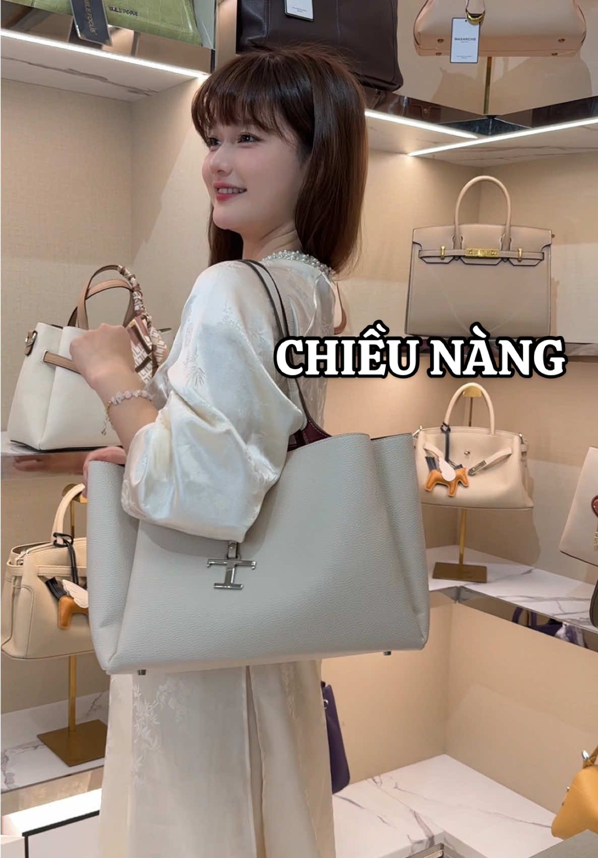 Chiếc túi hoa hậu trong showroom TÚI XÁCH CỦA BOSS #tuixachnu #tuicongso #lenxuhuong #tuixachthoitrang #phukienthoitrang 
