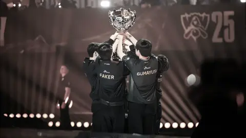 : Từ những khó khăn đầu năm 2025 đến khoảnh khắc nâng cúp hôm nay. Một hành trình không hề dễ dàng đối với T1 - DOFGK.  Cảm ơn vì đã nổ lực không ngừng nghỉ, cảm ơn vì một mùa giải đáng nhớ, vì những giọt nước mắt, những trận đấu nghẹt thở và một cái kết đẹp như mơ. 🫶🏻💞✨ #t1 #t1win #hjfgk #hjfgkfighting #haluvt1 