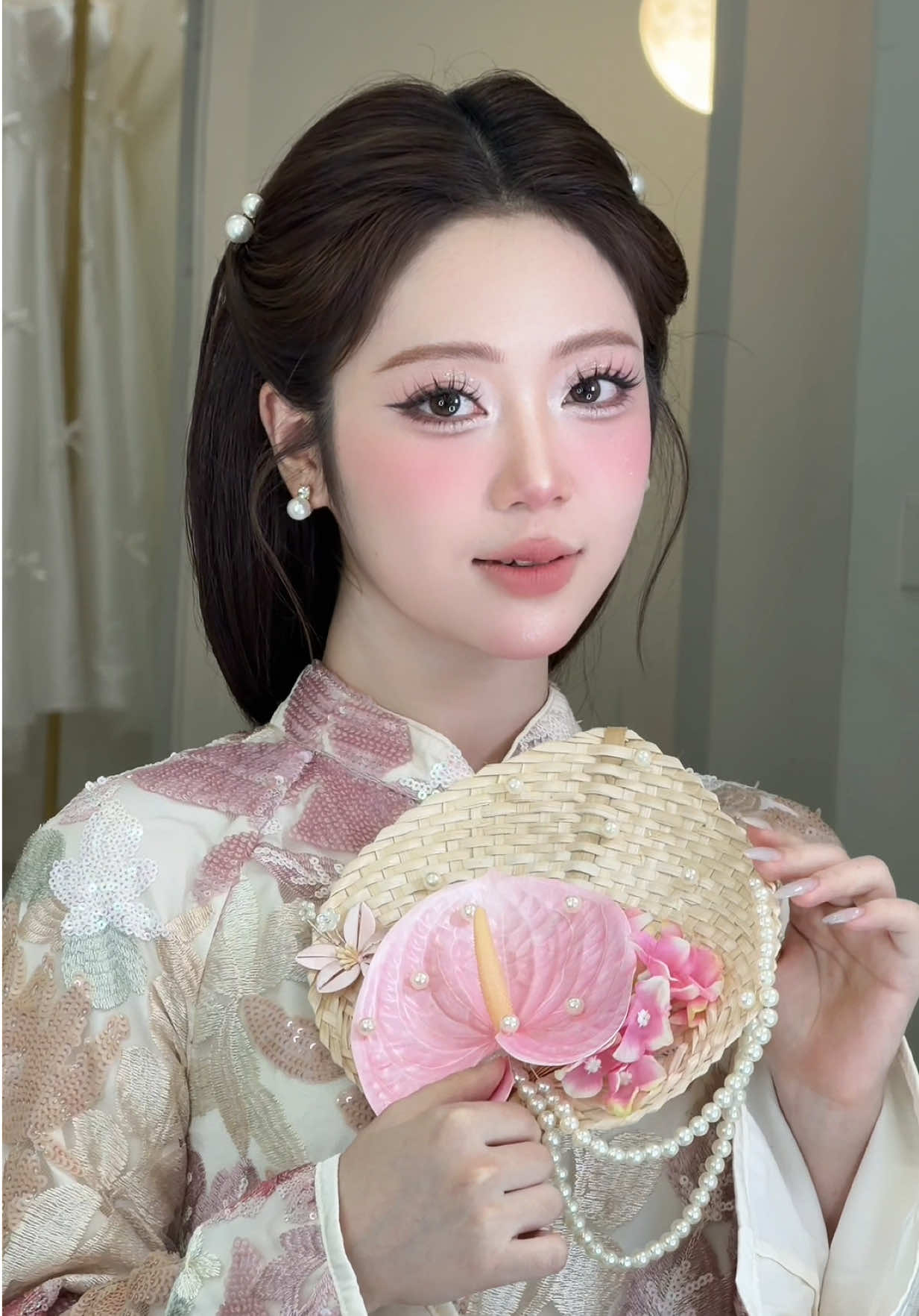 Chị em chuẩn bị xúng xính áo dài chụp hình chưa nào 💕 Hãy để chuyên viên bên mình lên layout xinh iu gợi ý cho các nàng nhé 🥰  #chupanhaodai #aodaitet #makeupaodai #viral #makeuphuongchanel @Chuyên viên team Huong Chanel 