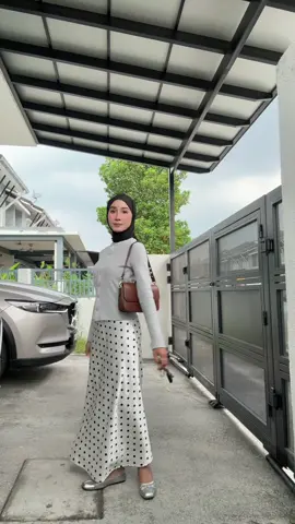 this skirt sumpah cantik! i picky sikit untuk skirt but this one approved! 🫶🏻 #skirtpolkadot #skirtsatin 