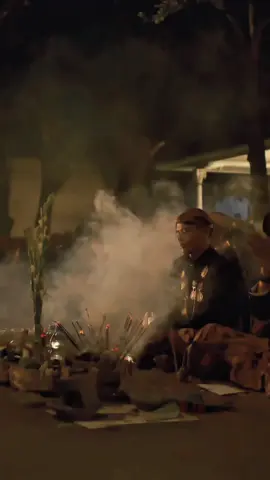 Keraton Surakarta memiliki ritual dan prajurit yang terintegrasi dalam berbagai upacara adat seperti Sekaten, Grebeg, dan Jumenengan, serta atraksi budaya prajurit yang diadakan setiap Sabtu sore. Prajurit, yang terdiri dari beberapa bregada (pasukan), bertugas dalam upacara adat dan menampilkan keahlian mereka dalam atraksi seperti baris-berbaris dan memainkan senjata tradisional.  #sukujawa #budayajawa #adatjawa #tradisijawa #jawapride #keratonsurakarta 