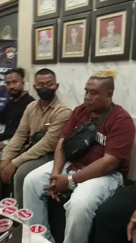 Sekilas Info Lanjutan Bentrokan Cengkareng Senin, 10 November 2025 Pasca bentrokan antara dua kelompok massa di wilayah Cengkareng, Jakarta Barat, pihak Polres Jakarta Barat melalui Kanit Reskrim telah melakukan upaya mediasi antara kedua belah pihak yang terlibat. Alhamdulillah, dari hasil mediasi tersebut telah dicapai titik temu dan kesepakatan damai. Kedua pihak sepakat untuk menyelesaikan masalah secara kekeluargaan dan bertanggung jawab atas korban masing-masing. Situasi di lokasi saat ini sudah kondusif, dan pihak kepolisian tetap melakukan pemantauan untuk menjaga keamanan dan ketertiban di sekitar wilayah Cengkareng. #jakartabarat #viraltiktok #cengkareng #infojakarta  #jakarata 