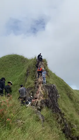 เขาช้างเผือกที่ควรค่าแก่การมาสักครั้งในชีวิต วิวสวยแบบตะโกน เหนื่อยแบบตะโกน สันคมมีดไม่น่ากลัวอย่างที่คิดเพราะเจ้าหน้าที่ดูแลแบบก้าวต่อก้าวเลย โคตรสุด 10.11.2025 💚⛰️ #เขาช้างเผือก #อุทยานแห่งชาติทองผาภูมิ #กาญจนบุรี 