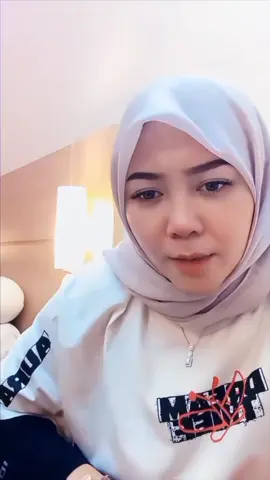 pake pakean ini aja de fauzana,lebih cocok dengan dirimu tertup dan kesanya lebih berwibawa..😁😁😁@FauzanaNew15 @Fauzana #sobatngaritnusantara #oscarfram 