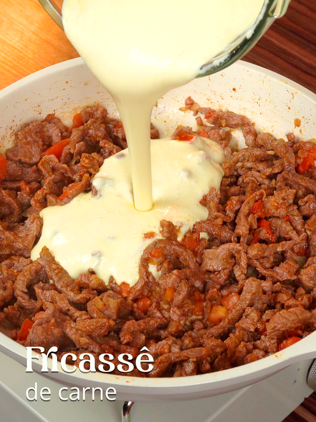 FRICASSÊ DE CARNE Esse fricassê de carne é a receita perfeita para o seu almoço ou jantar. Ingredientes: • 200 g de muçarela fatiada • Batata palha a gosto Molho branco: • 170 g de milho • 200 g de creme de leite • 200 g de requeijão Carne: • Azeite a gosto • 1 cebola • 3 dentes de alho • 700 g de carne • 1 tomate • Pimenta-do-reino a gosto •  Sal a gosto • Páprica defumada a gosto #receita#almoço#jantar#fricassê#receitasimples#receitastiktok#aprendanotiktok