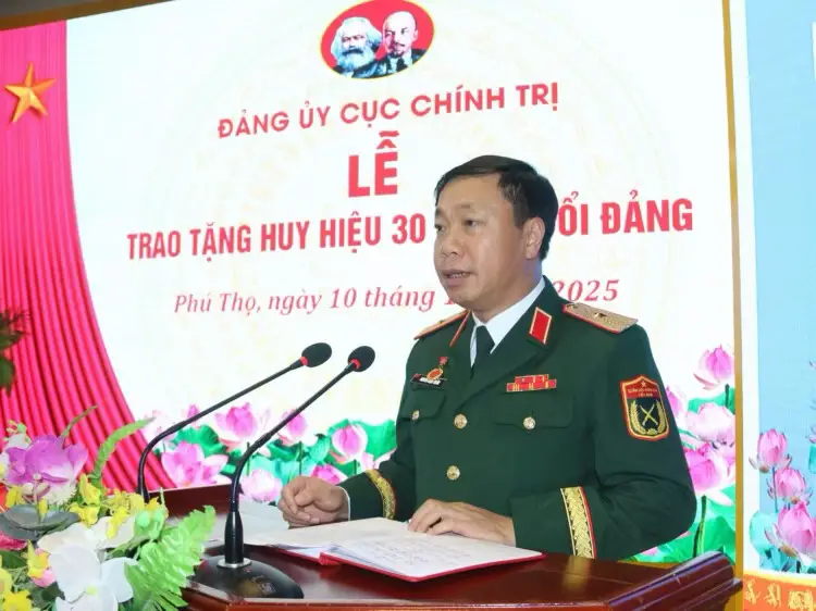 Chiều 10/11, Đảng uỷ Cục Chính trị Quân khu tổ chức Lễ trao Huy hiệu 30 năm tuổi Đảng tặng đồng chí Thiếu tướng Nguyễn Ngọc Ngân, Bí thư Đảng uỷ Cục Chính trị, Phó Chủ nhiệm Chính trị Quân khu. Dự buổi lễ có các đồng chí trong Thường vụ Đảng uỷ, Thủ trưởng Cục Chính trị Quân khu, đại biểu các phòng, ban cơ quan Cục Chính trị. #quankhu2 #phutho 