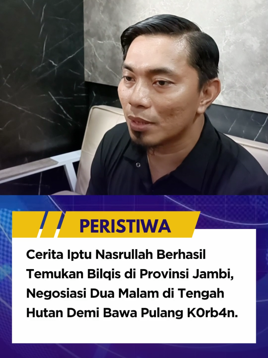 Upaya aparat kepolisian menjemput Bilqis Ramdhani (4) dari warga Suku Anak Dalam (SAD) di Kabupaten Merangin, Jambi, bukan perkara mudah. Prosesnya berlangsung dramatis dan penuh emosi, bahkan membutuhkan waktu dua malam negosiasi di tengah hutan sebelum akhirnya Bilqis bisa dibawa pulang. Kanit Reskrim Polsek Panakkukang, Iptu Nasrullah, mengisahkan bahwa titik terang kasus p3ncul1k4n Bilqis bermula dari rekaman CCTV yang viral di media sosial. Rekaman itu menjadi petunjuk awal bagi tim gabungan Satreskrim Polrestabes Makassar untuk menelusuri keberadaan bocah tersebut. “Awalnya kita melakukan penyelidikan di Taman Pakui. Setelah itu kita dapatkan informasi dari CCTV, kita telusuri, dan berhasil menemukan pelaku pertama (SY). Dari situ kita kembangkan, ternyata anak itu dijemput oleh seorang wanita dari Jakarta,” ujar Nasrullah di Polrestabes Makassar, Senin (10/11/2025). Dari hasil penyelidikan, tim bergerak ke Sukoharjo, Jawa Tengah, dan menangkap p3laku bernama NH di rumahnya di Kecamatan Kartasura. Dari NH, terungkap bahwa Bilqis telah dibawa ke Jambi. “Kami langsung berangkat ke Jambi dan berkoordinasi dengan teman-teman kepolisian di sana. Dari pengakuan pelaku, Bilqis sudah d1ju4l lagi ke Suku Anak Dalam di Kabupaten Merangin,” jelas Nasrullah. Tim gabungan pun menempuh perjalanan darat selama hampir 16 jam dari Kerinci menuju Merangin. Mereka bekerja sama dengan Polres Merangin untuk menjalin komunikasi dengan tokoh adat SAD yang dikenal tertutup terhadap orang luar. “Koordinasi dengan kepala adat sangat penting, karena Suku Anak Dalam ini hidup terpencil dan punya aturan sendiri,” tutur Nasrullah. Menurutnya, Bilqis saat ditemukan tampak dalam kondisi baik dan tidak menunjukkan tanda-tanda trauma. (SB: Liputan6.com) #bilqis #makassar #riau #polisiindonesia #viral 