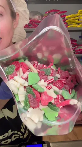 Wait for it…🍭🍬🎄🎅🎁❄️☃️ #rubybond #candy #asmr #christmascandy #merrychristmas #sweets #candyshop #pinkaesthetic 