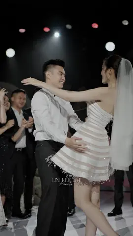 Cô dâu Đỗ Hà nhắc bài chồng iu “bế iem lênnn” và cho ra đời màn kết vũ đạo siêu đáng yêu. Mặt ổng nhìn đâu cũng thấy chiều vợ lun á, đúng chuẩn “chìu ông” số 1, xin vía xin vía 🤣🥰🥰 #linhlechiteam #hoahaudoha #vietvuongdoha #dohawedding #damcuoidoha