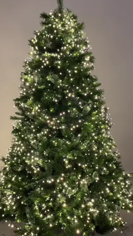 ✨ O queridinho do momento.  cordão pisca Strobinho de 10 metros é perfeito pra quem ama uma decoração cheia de brilho e encanto ✨ 📎ID dessa maravilha : CJS-KCG-XVU  (link na lojinha da bio) #decoracaodenatal #piscapisca #arvoredenatal #brasil #natal2025 