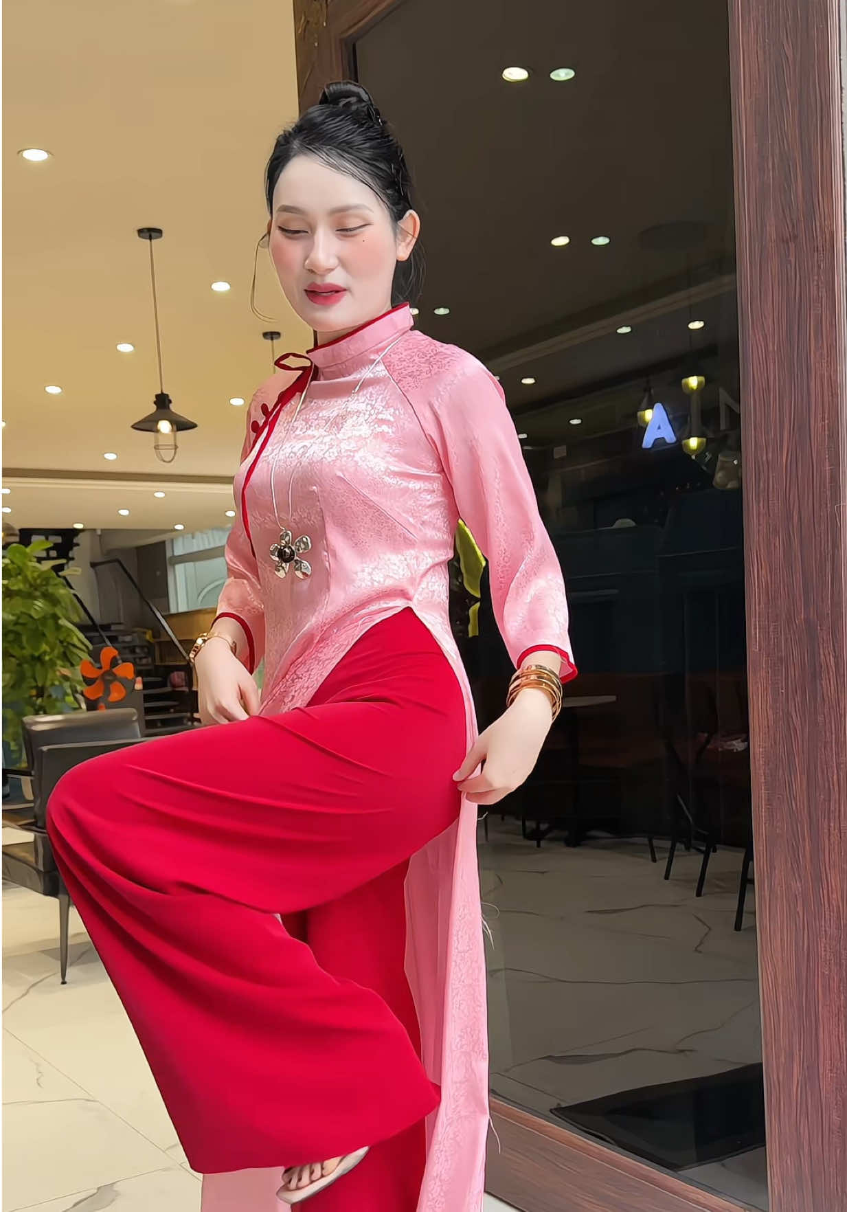 Áo dài gấm lụa đẹp #aodaicachtan #aodailua #aodaitruyenthong #aodaicuoi #aodaitet 