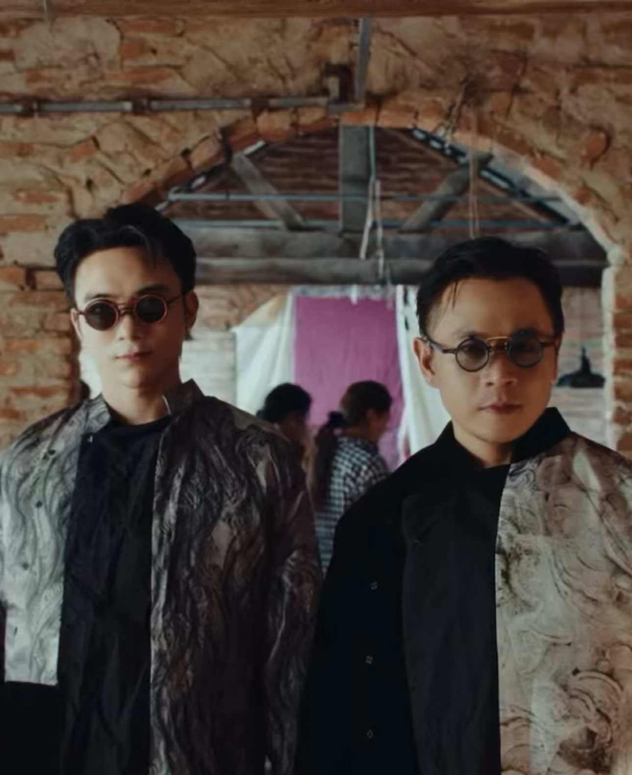 Anh S bảo MV dân gian văn hoá nhưng vẫn muốn có chút boiz phố 😎 Đạo diễn: ố kê đại ca, có liền 🤙🏻 —————— Mục Hạ Vô Nhân — Official MV is out now ‼️‼️ #S#SOOBINB#BinzM#MucHaVoNhanS#SOOBINLIVECONCERTALLROUNDER