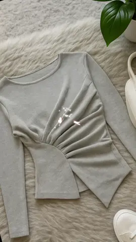 Crop rib kerut samping,bikin badan terlihat ramping 🤍 #OOTD #outfitideas #outfitkoreanstyle #blouseribknit 