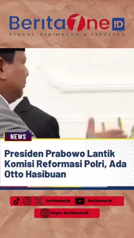 Presiden Prabowo resmi melantik Komisi Percepatan Reformasi Polri berdasarkan Keputusan Presiden Nomor 122 P Tahun 2025. Mantan Ketua Mahkamah Konstitusi, Jimly Asshiddiqie, diangkat sebagai Ketua Komisi tersebut. Komisi ini beranggotakan sembilan orang, termasuk Kapolri Jenderal Listyo Sigit Presiden Prabowo Lantik MD, dan tiga mantan Kamusi Polri, Ad Karnavian, Idham Aziz, dan Badrodin Haiti. Pembentukan komisi ini dipicu oleh kerusuhan besar pada akhir Agustus yang dipicu oleh insiden seorang pengemudi ojol dilindas kendaraan Brimob, yang kemudian menguatkan desakan reformasi Polri. Selain komisi yang dilantik ini, Kapolri juga membentuk Tim Transformasi Reformasi Polri yang berisikan 52 perwira kepolisian. #beritaone #fypシ゚viral #presidenprabowo #kemajuannegara 