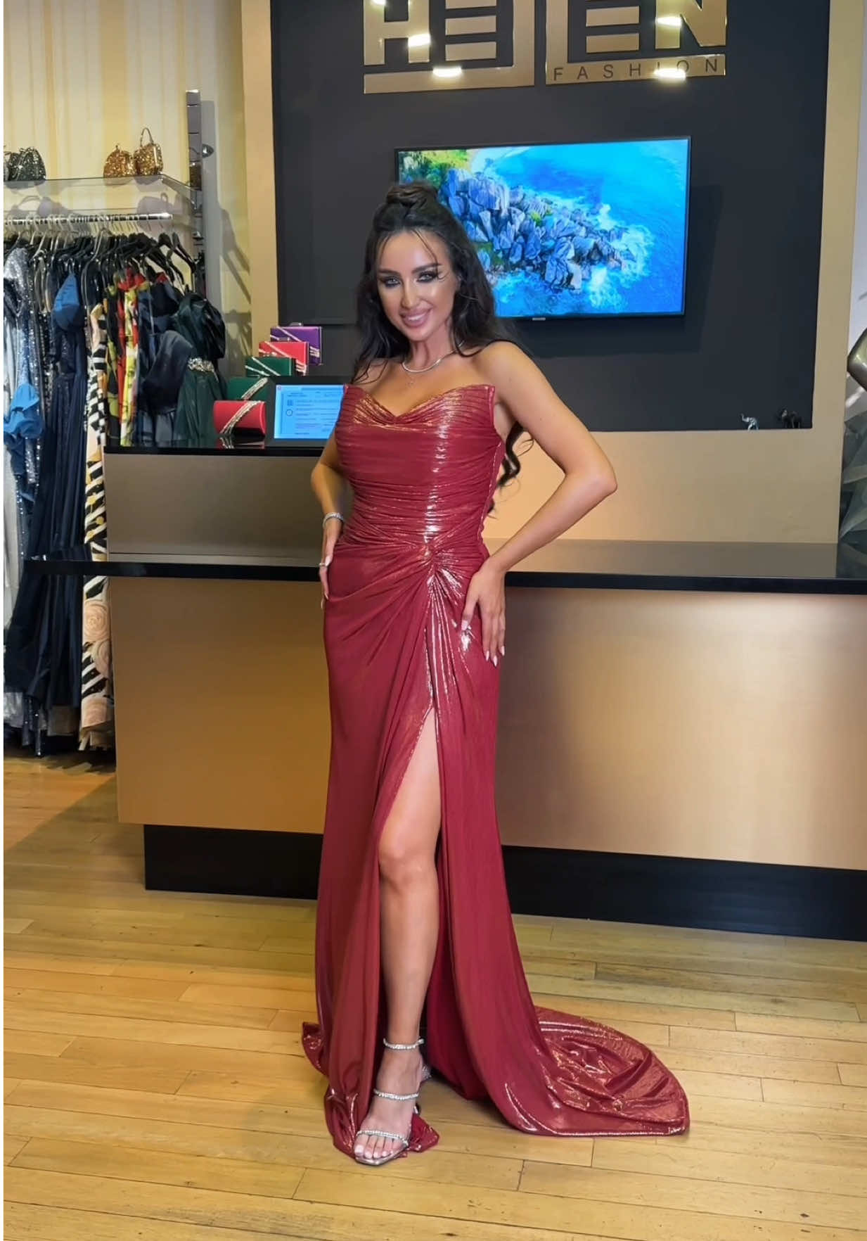 Rochiile Hellen Fashion poartă cu ele o poveste despre feminitate, rafinament și atitudine. ❤️‍🔥⚜️ Fiecare creație este concepută pentru a surprinde — prin linii fluide, detalii atent lucrate și un aer mereu proaspăt, mereu actual. Modelele se epuizează rapid, pentru că eleganța autentică nu se repetă niciodată. Magazinele noastre: • Parklake, parter, Bucureşti, Romania • Unirea Shopping Center, etaj 1, Bucuresti, Romania • Mega Mall, nivel 1 şi -1, Bucuresti, Romania • Iulius Mall, Suceava, Romania We love to make you shine •• #hellenfashion #choosetoshine