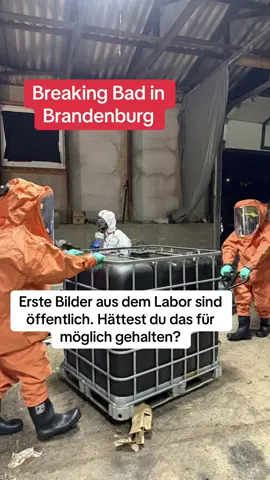 Es riecht nach Chemie und Lösungsmitteln.  Mitten im brandenburgischen Nauen stießen Ermittler auf ein Drogenlabor, das aussieht wie eine Mischung aus Garage, Werkstatt und Breaking Bad. Plastikwannen, Kühltruhen, Kanister – alles voll mit Substanzen, deren Dämpfe selbst erfahrene Fahnder umhauen. Drei von ihnen mussten wegen Reizungen behandelt werden. Jetzt tauchen die ersten Bilder aus dem Inneren des Labors auf. Zwölf Container wurden gebraucht, um die Reste zu entsorgen. Zehn Tonnen Chemikalien. Zwischen den Tischen: offene Eimer, improvisierte Heizplatten, billige Schutzbrillen. Auf einem Regal: 200.000 Euro in bar. Die Ermittler fanden rund 400 Kilo synthetische Drogen – vor allem 3-CMC und 4-CMC. Stoffe, die seit Jahren kursieren, oft als harmlose Alternativen verkauft. Tatsächlich können sie Herz und Psyche belasten und Zellen zerstören, wenn sie falsch dosiert werden. Zwei Männer sitzen in Untersuchungshaft: ein Pole und ein Ukrainer, beide aus der Region. Ob sie Teil eines größeren Netzwerks sind, ist unklar. Das Zollfahndungsamt spricht von einer „professionell organisierten Produktion“. Was denkt ihr? Wie viele solcher Hallen gibt es noch, abseits der Städte? #nauen #brandenburg #drogenlabor #breakingbaddeutschland #razzia                       