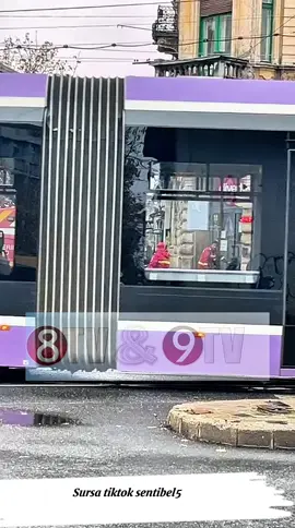 🎥 Intervenție SMURD în zona Iosefin, Timișoara În această după-amiază, echipajele SMURD au intervenit în zona Iosefin din Timișoara, unde o persoană fără adăpost a avut nevoie de îngrijiri medicale. După evaluarea la fața locului, victima a fost transportată la spital pentru investigații suplimentare. Intervenția promptă a echipajului a asigurat ca persoana să primească sprijinul necesar. Autoritățile îi încurajează pe timișoreni să anunțe la 112 ori de câte ori observă persoane aflate în dificultate pe stradă. 🚑 Solidaritatea salvează vieți! #SMURD #Timișoara #Iosefin #Intervenție #tele9tv 