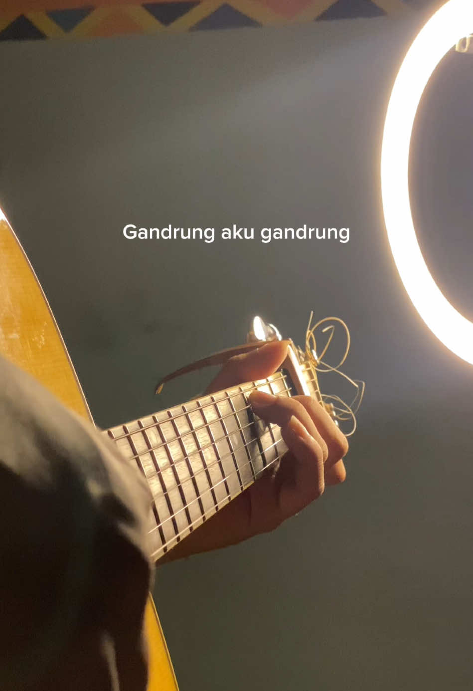 mencintaimu adalah loro seng ta gawe dewe 😂 - - #coverlagu #sewatesgandrung #liriklagu #lagujawa #gitarcover  - - Wenak lagumu mass @Aziz NJati 