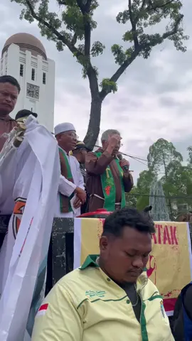 Aksi damai hari ini diawali dengan doa pembukaan yang dipimpin oleh P. Guido Situmorang, OFM Cap, didampingi oleh seorang ulama sebagai simbol persaudaraan lintas iman dan persatuan dalam menjaga bumi ciptaan Tuhan. Dalam suasana khidmat, ribuan peserta dari berbagai elemen masyarakat — masyarakat adat, mahasiswa, tokoh agama, serta aktivis lingkungan — bersatu menyuarakan kepedulian terhadap nasib Tanah Batak dan Danau Toba yang terus terancam oleh aktivitas industri besar. Kehadiran PT Toba Pulp Lestari (TPL) di wilayah Sumatera Utara dinilai menimbulkan berbagai dampak negatif, terutama terhadap lingkungan dan kehidupan masyarakat sekitar. Aktivitas perkebunan pulp dan penebangan kayu di kawasan hulu telah mengganggu hutan tangkapan air dan daerah lindung. Kerusakan tersebut memicu terjadinya banjir bandang dan longsor di kawasan Danau Toba serta wilayah sekitarnya. Selain kerusakan ekologis, TPL juga dilaporkan kerap berkonflik dengan masyarakat adat akibat klaim lahan ulayat yang tumpang-tindih dengan konsesi perusahaan. Konflik ini tidak hanya merugikan secara material, tetapi juga melukai nilai-nilai kemanusiaan, sosial, dan budaya masyarakat setempat. Melalui aksi damai ini, massa menyerukan agar pemerintah membuka mata dan hati, menyadari begitu banyaknya efek negatif dari keberadaan perusahaan tersebut. Harapannya, pemerintah segera mengambil langkah tegas demi masa depan masyarakat, kelestarian lingkungan, serta keberlanjutan kehidupan di Tanah Batak dan kawasan Danau Toba.