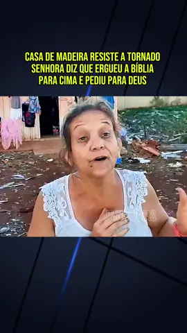 Casa de madeira resiste a tornado, senhora diz que ergueu a Bíblia para cima e pediu para Deus #noticias #News #jornalismo #reportagem #fyp 