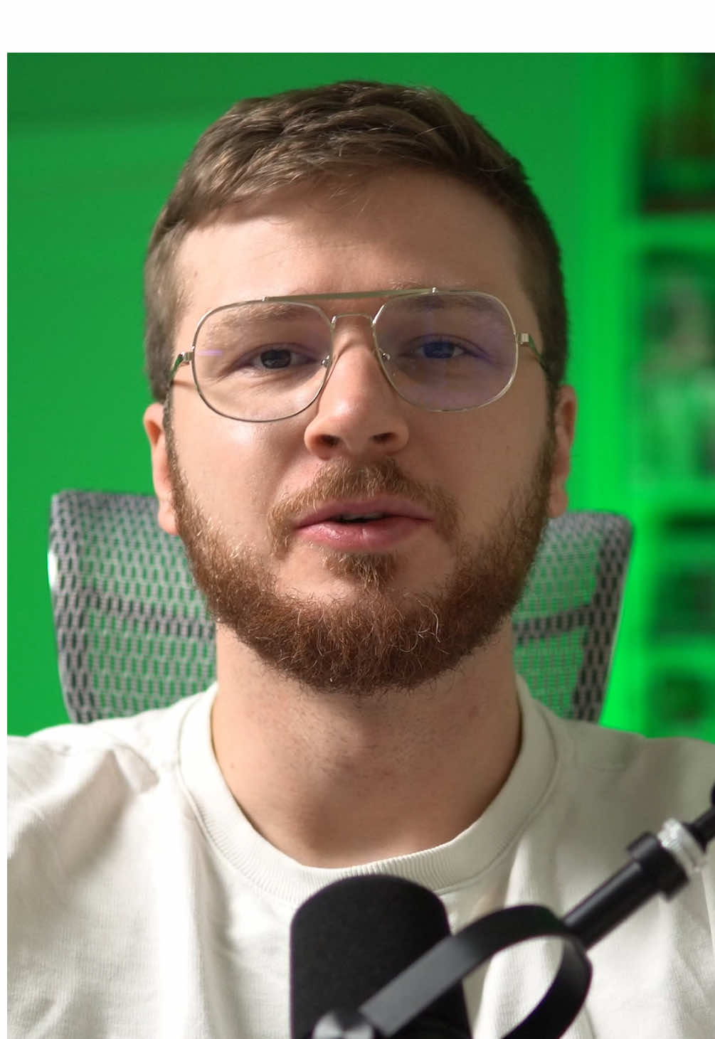 Вот честно, никто не ожидал, что Дуэйн Джонсон способен на ТАКОЕ. Первая драматическая роль актера — без шуточек и супергеройского образа. Говорят, он там вообще другой: усталый, растерянный, живой. История бойца UFC, который вроде бы на пике, а на деле тонет в завис»мости, депрессии и разборках с собой. В паре с ним — Эмили Блант, и, судя по отзывам, у них там дикая химия Фильм уже хвалят, фильму дали «Серебряного льва» в Венеции, и многие говорят, что Джонсон наконец-то сыграл по-настоящему, без образа «Скалы». Сегодня вечером включаю — и если всё так, как пишут, то это будет просто ТОП Кто уже успел посмотреть? Как вам?