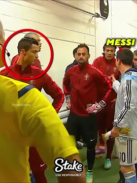 Ronaldo Looks At Messi Like A Fan😍