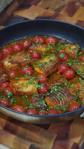 Filé de Tilápia Suculento! 😋 📍Ingredientes: Filé de Tilápia 400g  Sal a gosto  Pimenta-do-Reino a gosto  Fio de Azeite Cebola 1 unidade  Alho 2 dentes  Molho de tomate 200g Tomate cereja Cheiro verde #tilapia #filédetilá #receitas #comidatiktok #foryoupage 