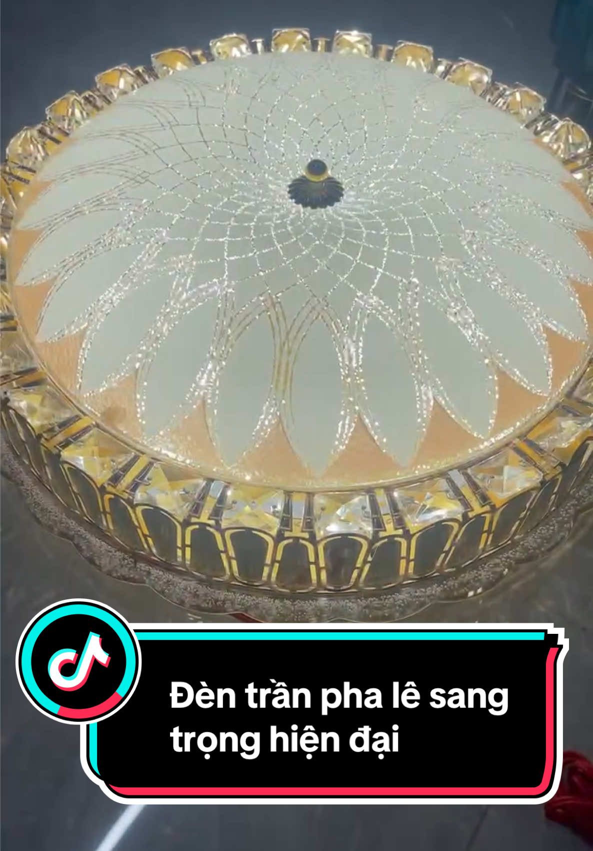 Đường kính đèn 50cm.. Chất liệu: khung Abs, kết hợp pha lê.. Mặt kính tán quang sang trọng.. Đèn 3 màu ánh sáng: trắng, vàng, trung tính.. #dentran #denoptran #denoptranphongkhach #denoptrantrangtri #denoptranphale 