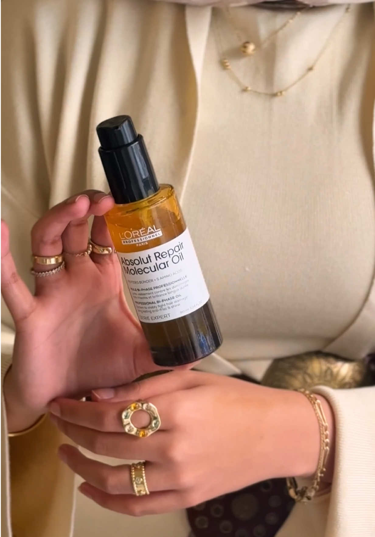 The new L’Oréal Pro Absolut Repair Molecular Oil = glossy, strong, frizz-free hair for days ✨ literally salon shine in a bottle 💛 ✨ @L’Oréal Professionnel  @BeautyCreatorClub  . . . . . . . . . . . . . . . . . . . . . . . #BeautyCreatorClub #ShakeToShine #ARMOil #LorealPro #shinyhair 