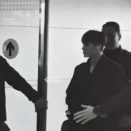 Lee Jeno memperhatikan setiap langkahmu dari kejauhan. Tanpa disangka, setelah melayangkan gugatan cerai beberapa waktu lalu, pria itu mulai menunjukkan ketertarikan kepadamu. Terhadap perempuan cantik yang hanya di jadikan tumbal bisnis oleh ayahnya sendiri. Semula, ia mengira, bahwasanya kamu hanyalah sosok yang mengedepankan harta dan popularitas. Namun, semua pandangan itu berubah, setelah dirimu melakukan perlawanan. Kini, pria itu sadar, bahwasannya, dirimu begitu jauh berbeda. Harta, serta popularitas bukanlah segalanya, melainkan kehormatan.  Sebuah undangan yang terlampir atas nama keluarga Hadjojo—keluargamu sendiri, telah sampai pada kediaman. Semula, kamu ingin mengabaikan, begitu enggan jika diharuskan kembali menapakkan kaki pada kediaman yang hanya menorehkan luka dalam padamu. Namun, Jeno yang biasanya pulang larut malam, telah kembali lebih awal. Benar, pria tersebut mengetahui tentang undangan yang telah kamu sembunyikan rapat-rapat.  Di depan cermin rias, Jeno mengungkung tubuh mungilmu dengan kedua tangan yang ia tumpukan pada meja. Pandangan kalian bertemu, bahkan aroma wewangian yang begitu kontras saling bertabrakan satu sama lain. Lewat pantulan kaca, dirimu dapat melihat dengan jelas wajah tegas tersebut.  