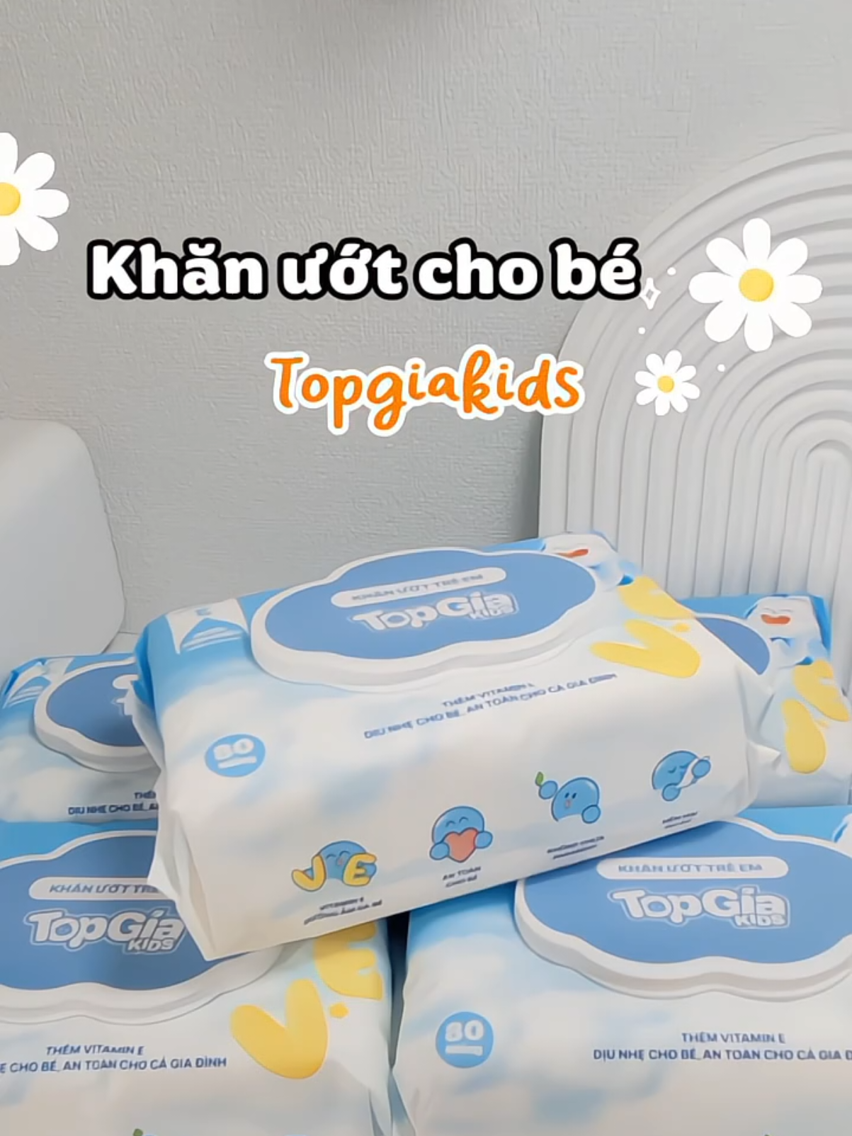 Mình vẫn luôn dùng khăn ướt dành riêng cho con. Khăn ướt Topgiakids này nên thử nhe các mom #khanuot #khanuotchobe #khanuottopgiakids 