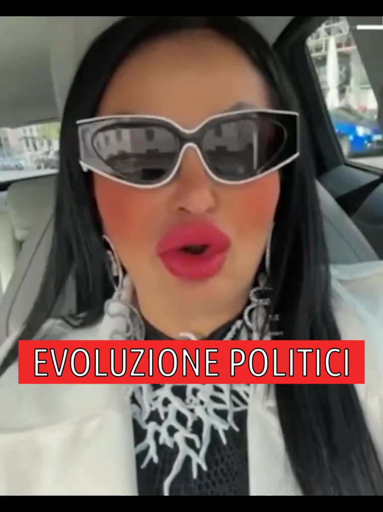 Ecco L'evoluzione dei Politici in Italia #ritadecrescenzo #politiciitaliani #satira #videocomico #monologo 
