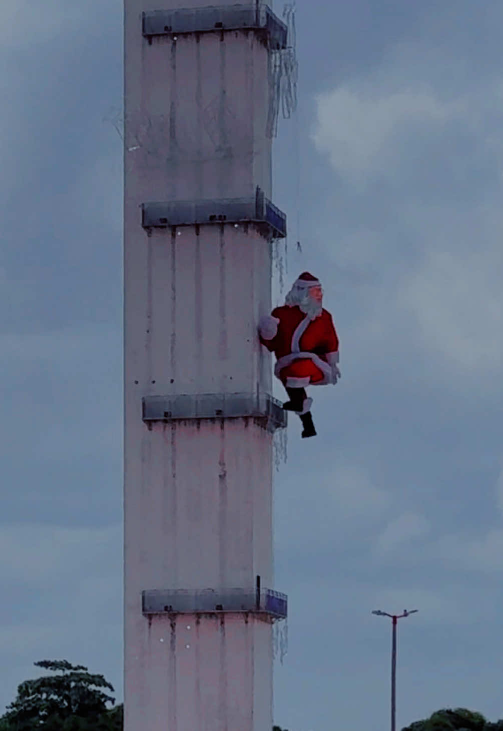 Na cidade de vocês tem um papai noel gigante pendurado no Mirante? ❤️🫶🏽 Valeu meu prefeito… #boavista #meuprefeito💙 