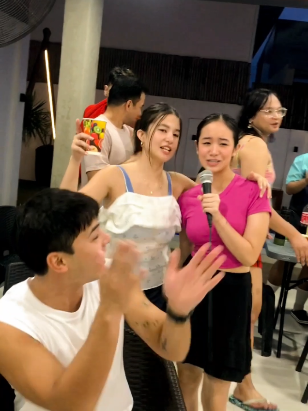 Ang MADZ LATEST: i love this video, ang cute cute dito ni KRISTOFFER MARTIN yong habang kumanta na si CAPRICE super happy siya kuyang kuya ang dating ... Kaka miss si jessica @capricecayetano @kristoffermartin_  @lalexigonzales  Isn't it aMADZing? Kristofer Dangculos #CruzVsCruz