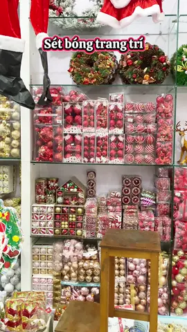 Noel sắp tới rồi, nhà mình đã có quả châu lấp lánh chưa nè 🎄✨ Trang trí cây thông, góc phòng hay quán cà phê chỉ cần vài quả châu thôi là thấy không khí Giáng Sinh tràn ngập rồi đó 🎁 Màu sắc đa dạng, ánh bóng long lanh – lên đèn là xinh lung linh luôn nha 💫#noel2025 #trangtriNoel #quachauNoel #decorGiangSinh #noellunglinh     
