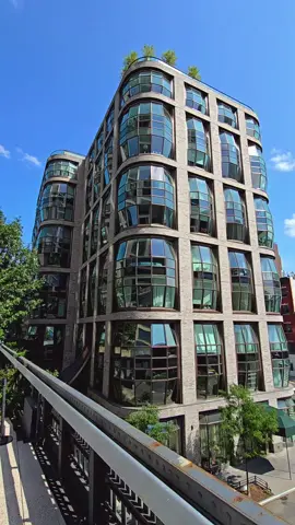 Lantern House, a modern residential complex in Chelsea, New York City. Its facade with distinctive “lantern” bay windows has become a new highlight of Manhattan’s architecture. The elegant mix of glass and metal makes it a striking symbol of contemporary urban design. #newyorkcity #nyc #newyork #manhattan #architecture