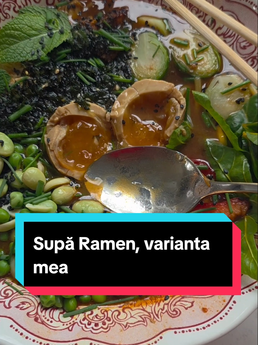 Supă ramen, varianta mea, făcută în casă. 🍜 De câțiva ani, când mi se face poftă de zeamă, nu mă mai gândesc la ciorbă, ci la supă ramen sau, simplu, ramen. Pentru mine, este mult mai complexă ca gust și, odată ce începi să o apreciezi, devine greu ca alte supe să ajungă la nivelul ei. Mai jos vă las varianta pe care o fac cel mai des.  O adaptez după ce am în casă, folosesc diferite tipuri de noodles, nu doar ramen clasici, ci și soba din hrișcă sau alte feluri.  Ingrediente pentru o porție generoasă: 400-500 ml supă, ideal de carne sau oase 50 (sau 100)g noodles ramen 1 lingură sos de soia dulce  2 linguri sos de soia light (sărat) 1 linguriță rasă pastă miso (nu cu vârf că iese prea sărat🫣) Opțional: 1 lingură pastă picantă (sriracha, gochujang sau altceva) fulgi de chili; togarashi  Pentru topping: 1 ou marinat pentru ramen(am pus un video zilele trecute) legumele preferate (eu am folosit edamame, varză de Bruxelles și mazăre - pregatite la abur felii de ardei gras 1 frunză de mangold 1 bucată piept de pui (orice carne preferați sau tofu) Câteva fire de ceapă verde/chives Opțional: alge nori sau snacking seaweed Semințe de susan Câteva frunze de mentă  Cum procedăm: Încălzim supa - tot în ea fierbem și noodles-ii (dacă sunt uscați, ideal este să îi fierbem separat; dacă sunt proaspeți, îi putem pune direct în supă pentru 1,5–2 minute. Amestecăm în supă toate ingredientele lichide și condimentele, daca folosim. Punem supa și noodles-ii în bol, adăugăm topping-urile și savurăm gustul intens, bogat, umami. Sper să vă placă și să vă inspire.