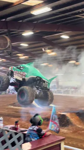 Monster truck wars 💪🏻#monstertrucks #truks #carrosmounstros #happy 