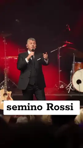 „Du hast dich heute wieder schön gemacht MuyBien.' Ein Satz, der ein Lächeln schenkt - ehrlich, warm, direkt aus dem Herzen. Ihr seht jedes mal wunderschön aus Danke, dass ihr diese wundervollte musikalische Reise mit mir teilt und mich auf meinem Weg begleitet. #SeminoRossi #MuyBien #Schlagerliebe #Schlager #Schlagersänger 