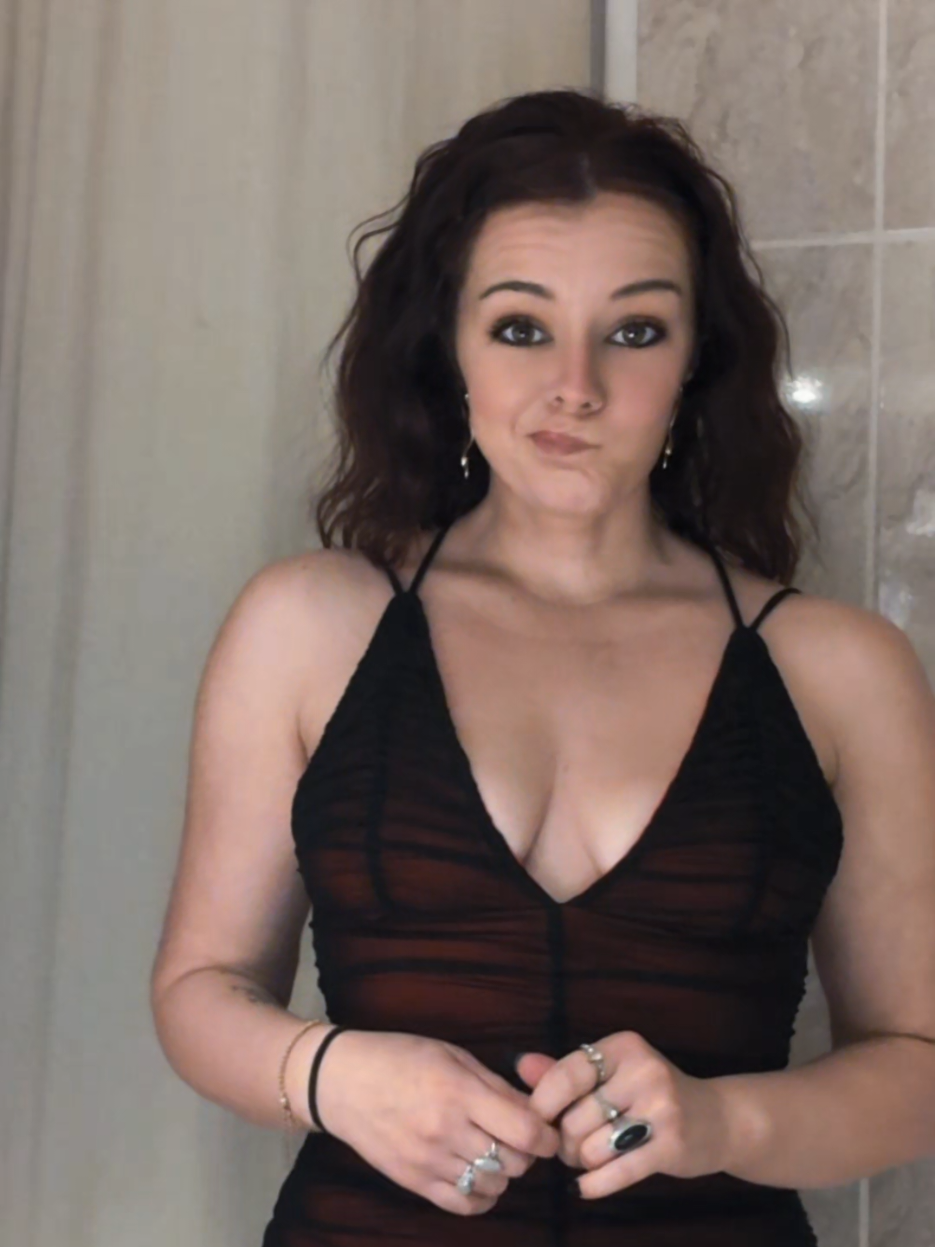 Message à l'homme de ma vie : Manifeste toi, je ne veux absolument pas que cette robe prenne la poussière 🥲 #outfit #dress #whereismyhusban #dressred #OOTD 