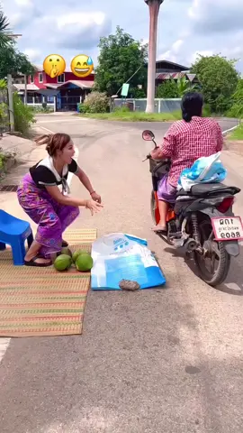 ถุงมะพร้าวยายหล่นฮามาก🤫🤣 #reels #reelsvideoシ #funny #jokes #hahaha 