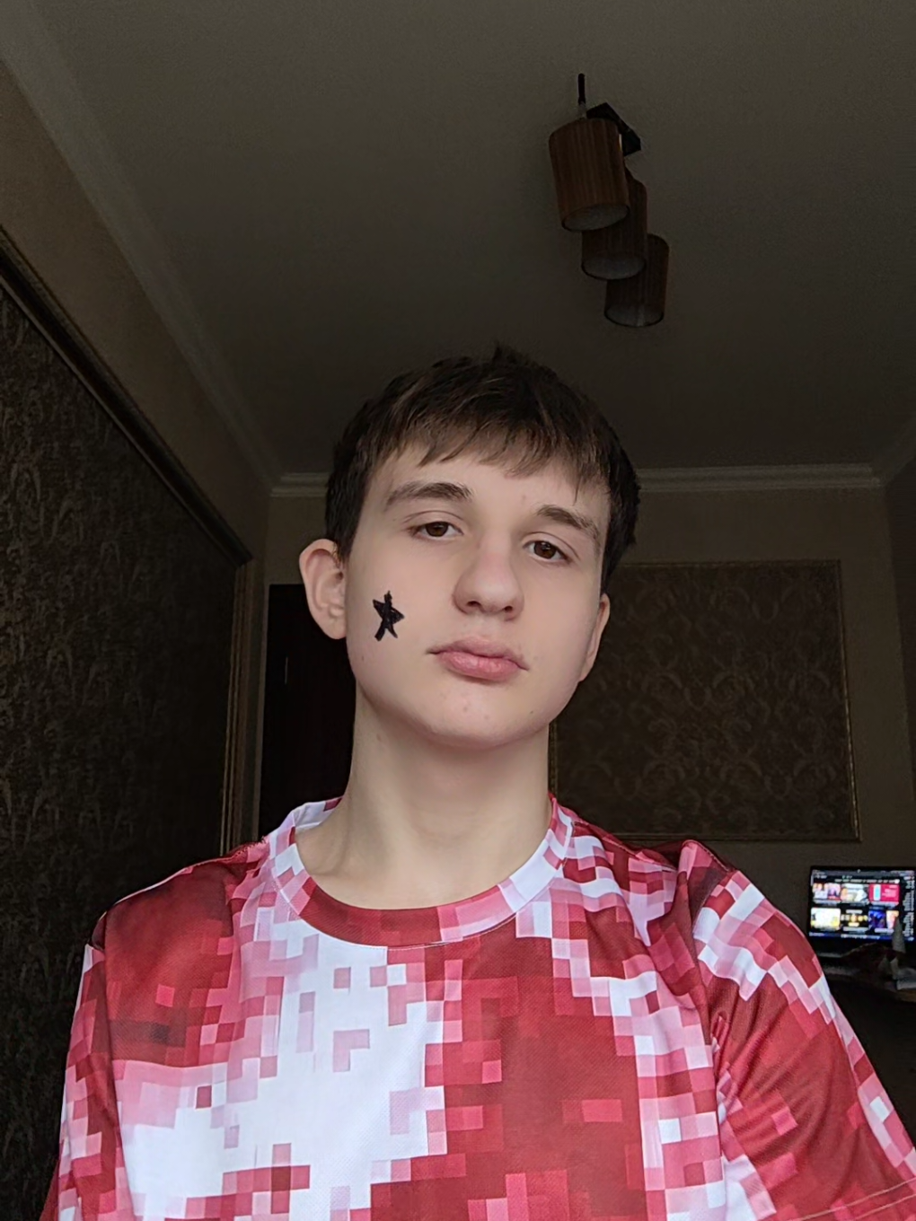 ТГК: amol_josko Динозавры не могли придумать казино, потому что у них не было для этого необходимых интеллектуальных способностей, социальной организации и, что самое главное, они вымерли за десятки миллионов лет до появления первого человека. Но давайте представим, что вы спрашиваете в рамках фантастического сценария, например, для рассказа или мультфильма. Тогда можно пофантазировать! Почему это невозможно с научной точки зрения: 1. Мозг и интеллект: У большинства динозавров был очень маленький мозг относительно тела, предназначенный для базовых инстинктов: еда, размножение, защита, охота. Даже у самых 