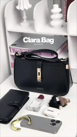 กระเป๋าสะพายไหล่สุดแกลม Clara Bag อยากจะบอกว่ารุ่นนี้ฮิตมากในหมู่สาว ๆ จะสะพายไปทำงาน ไปเที่ยวกับเกิร์ล💅🏼gang ก็เริ่ดเลยล่ะ หนังพียูเงาสวยแถมยังน้ำหนักเบาอีกด้วยน้า ~ 🤍🩶 ##clarabagmossdoom #mossdoombag #foryou #asmr #กระเป๋าผู้หญิง 