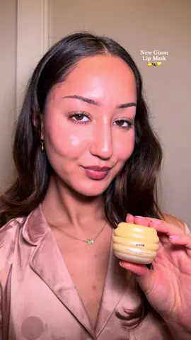This honey glaze has my lips  feeling so soft 🍯✨ @Gisou  #gisou #gisoulipmask #lipcare 