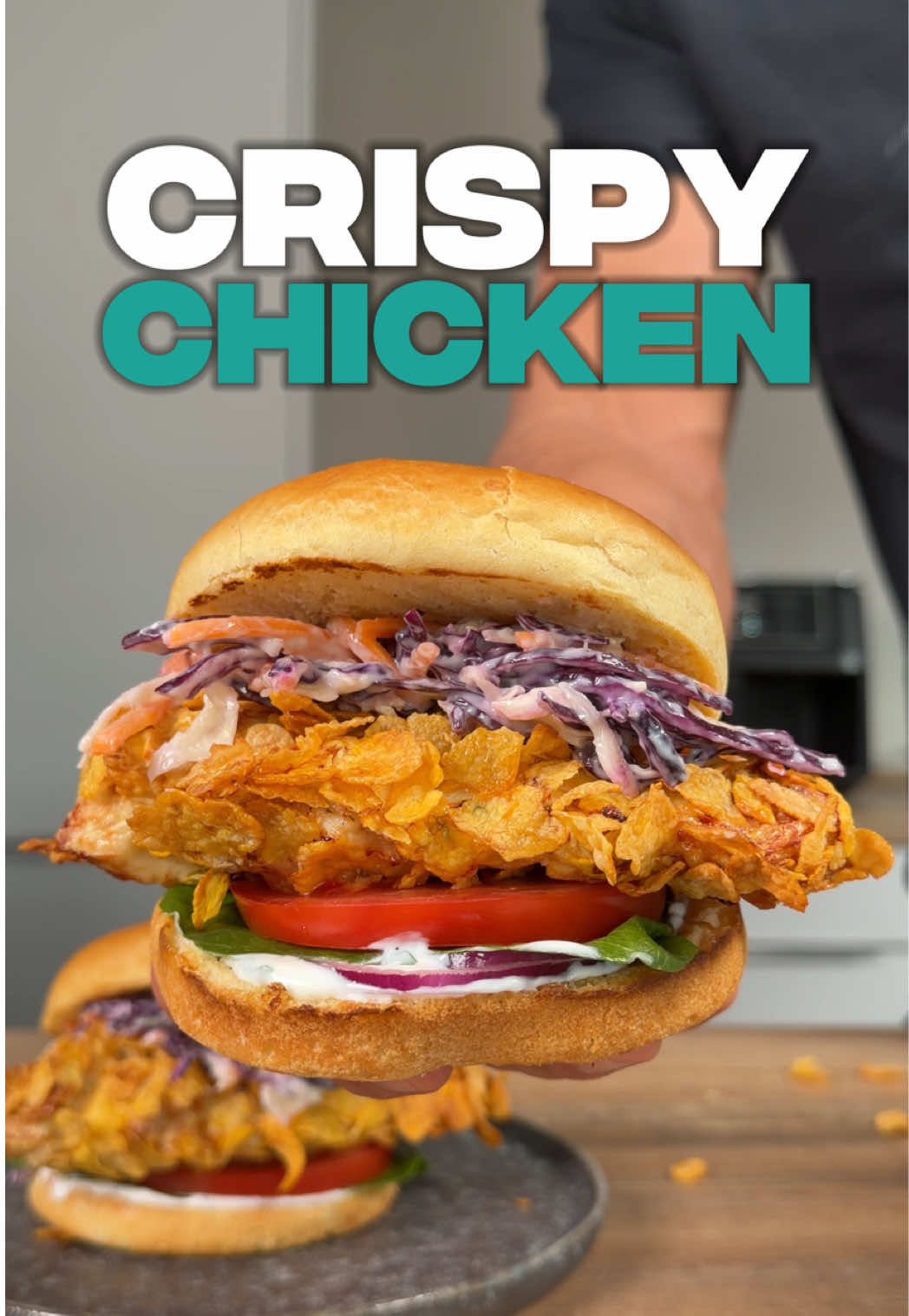 Crispy Chicken Burger🤤🔥  ✅ 2 Burger ✅ Pro Burger: 656 kcal, Fett 15,5g, KH 69,4g, P 56,2g  🇩🇪 Kommentiere „CRISPY“ und ich schicke dir das Rezept zum speichern oder ausdrucken kostenlos zu.  🇺🇸Comment on “CRISPY” and I’ll send you the recipe in english for free to save or print  📝 Zutaten 📝 🔹400g Hähnchenbrustfilet 🔹50g Cornflakes ungesüsst 🔹2 Burger Buns 🔹1 Ei 🔹100g Coleslaw  🔹100g Light Mayo 🔹20g Mehl 🔹Salat 🔹Zwiebel 🔹Tomate 👨‍🍳 Zubereitung: 👨‍🍳 Das Ei, Cornflakes und Mehl je in einen Teller geben. Hähnchen erst in Mehl wälzen, danach im Ei und anschliessend mit den Cornflakes ummanteln. Das Hähnchen bei 200°C im Airfryer für 12min knusprig backen. In der Zwischenzeit Burger Buns antoasten und Coleslaw mit 80g Mayo vermengen. Burger mit Mayo, Tomate, Zwiebel, Salat, Crispy Chicken und Coleslaw belegen und geniessen. 🔍 Du willst endlich deine Ziele erreichen, aber weißt nicht, wo du anfangen sollst? Ich helfe dir dabei, deine Wohlfühlfigur zu erreichen – langfristig, ohne Verzicht und mit einem Plan, der in deinen Alltag passt. 💪 Gemeinsam starten wir den Weg zu einem fitteren, gesünderen Leben!  ➡️ Sichere dir jetzt dein kostenloses Erstgespräch – Link in der Bio! 📲  #crispychicken #burger #airfryer #highprotein #diätrezept  