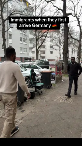 😂😂😂Do you take those free things or you don’t care? #germany #verschenken #lifeingermany #freethings #immigrantsingermany 