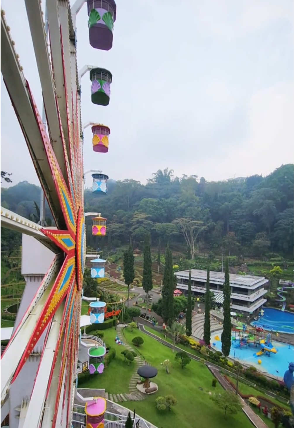 Kapan terakhir kesini? Sekarang beli tiketnya bisa lewat tiktok lebih murah, tinggal klik tag lokasi saja  #selecta #selectarecreationalpark #selectabatumalang #liburankeluarga #wisatabatumalang 