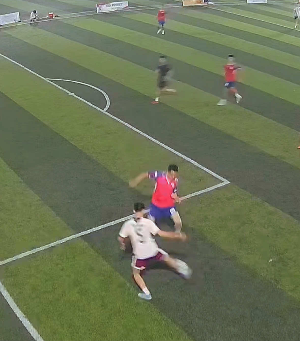 Anh em có bị kiểu thuận chân phải nhưng cứ thích sút chân trái không 😆