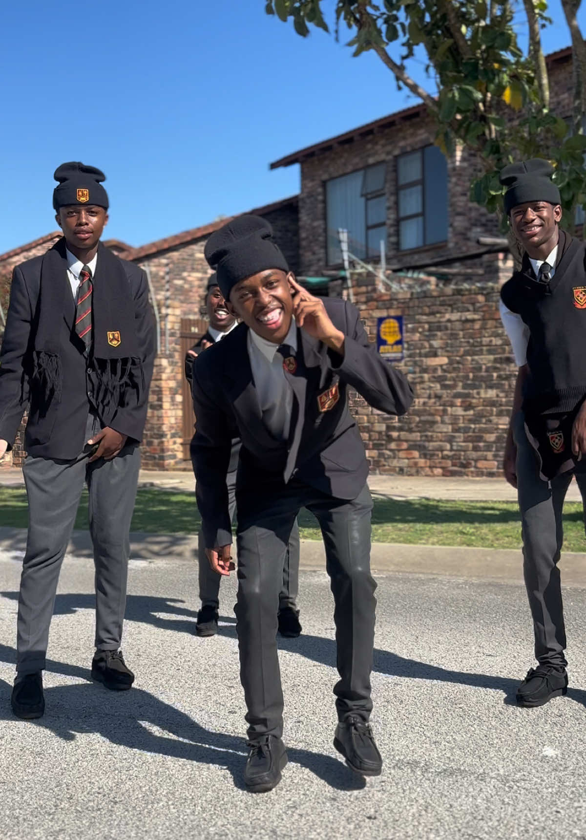 I’m tired teaching my friends this dance😭🔥 @SPIJO❕ @Stumbo🧸📍 @Razzer 🎲 #luluthop #fyp #tiktoksa #mzansitiktok #foryoupage 